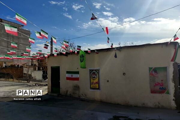آذین بندی شهر رودهن برای استقبال از ۲۲ بهمن