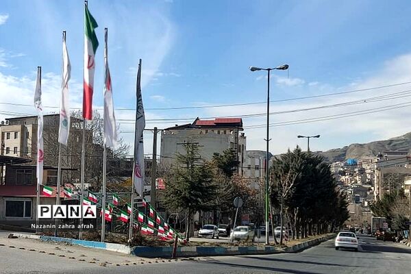 آذین بندی شهر رودهن برای استقبال از ۲۲ بهمن