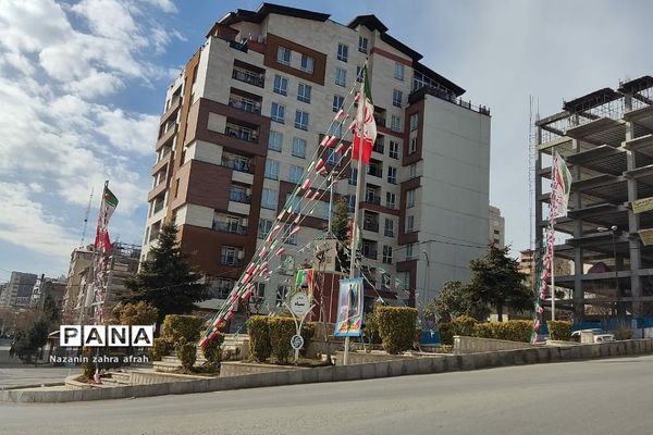 آذین بندی شهر رودهن برای استقبال از ۲۲ بهمن