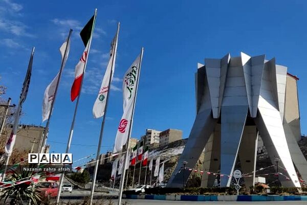 آذین بندی شهر رودهن برای استقبال از ۲۲ بهمن