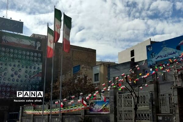 آذین بندی شهر رودهن برای استقبال از ۲۲ بهمن