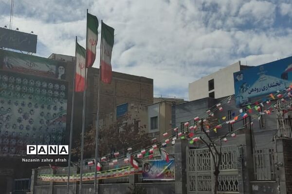 آذین بندی شهر رودهن برای استقبال از ۲۲ بهمن