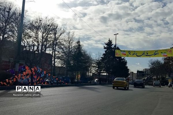 آذین بندی شهر رودهن برای استقبال از ۲۲ بهمن