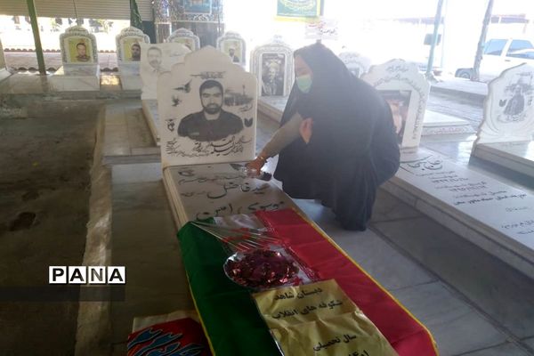 مراسم عطر افشانی و غبار روبی مزار شهدا در اهواز