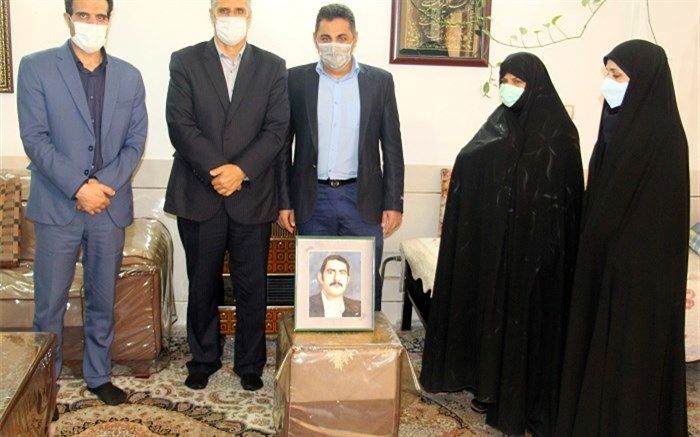 دیدار مدیر آموزش وپرورش ناحیه ٢ باخانواده شهید محمد حسینی نژاد