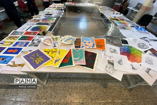 نمایشگاه هدایت تحصیلی در هنرستان فاطمه تعلیمی منطقه ۱۳