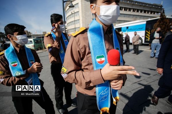 اجرای گروه سرود سازمان دانش آموزی در میدان راه آهن