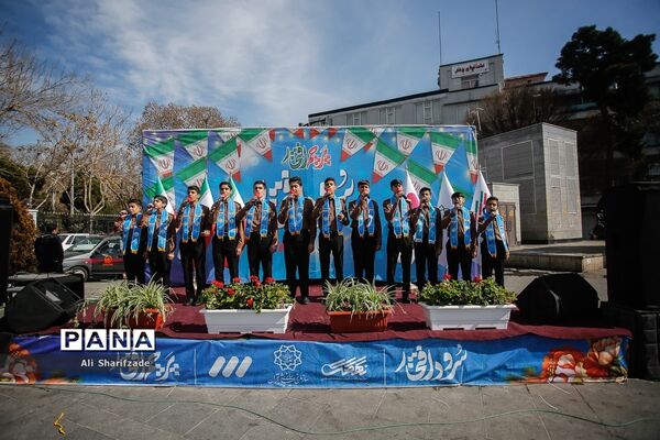 اجرای گروه سرود سازمان دانش آموزی در میدان راه آهن