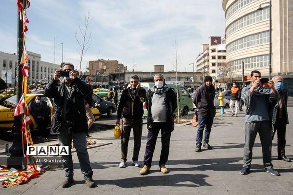 اجرای گروه سرود سازمان دانش آموزی در میدان راه آهن