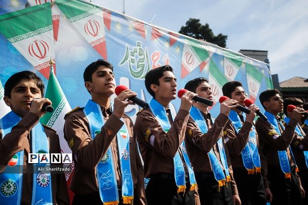 اجرای گروه سرود سازمان دانش آموزی در میدان راه آهن