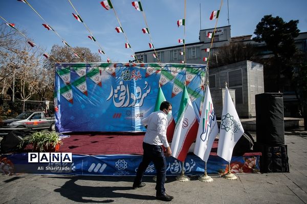 اجرای گروه سرود سازمان دانش آموزی در میدان راه آهن