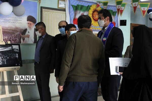 برپایی نمایشگاه عکس انقلابی در اداره‌کل آموزش و پرورش فارس