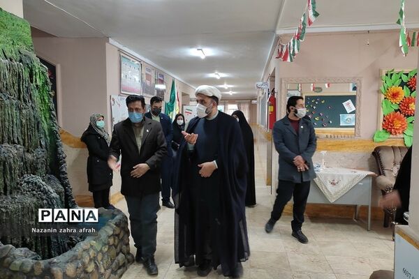 بازدید رئیس اتحادیه انجمن‌های اسلامی تهران از نمایشگاه‌های انقلاب مدارس رودهن