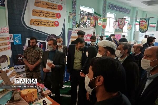 بازدید رئیس اتحادیه انجمن‌های اسلامی تهران از نمایشگاه‌های انقلاب مدارس رودهن