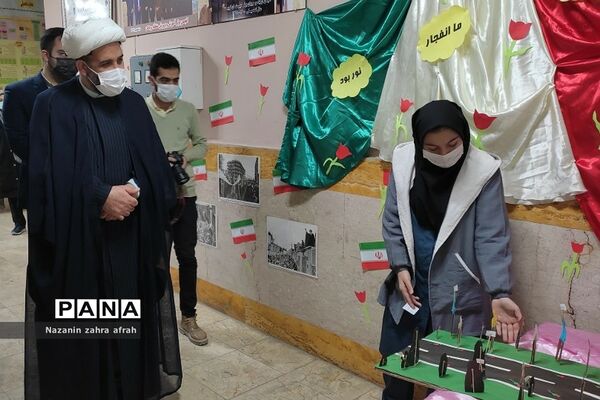 بازدید رئیس اتحادیه انجمن‌های اسلامی تهران از نمایشگاه‌های انقلاب مدارس رودهن