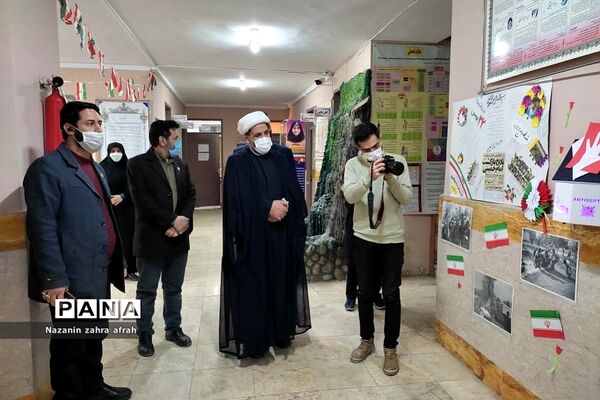 بازدید رئیس اتحادیه انجمن‌های اسلامی تهران از نمایشگاه‌های انقلاب مدارس رودهن
