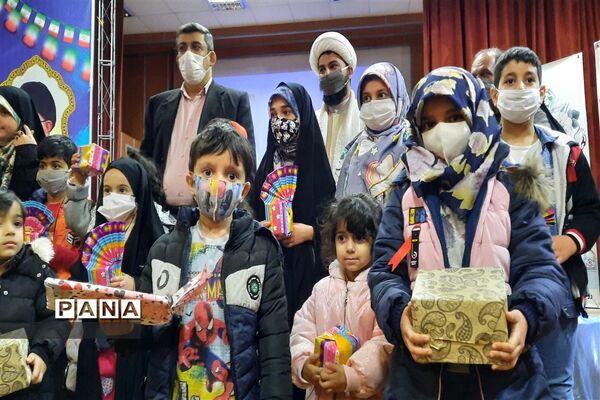 برگزاری جشن انقلاب و‌تجلیل از فرهنگیان وخانواده شهدا در قرچک