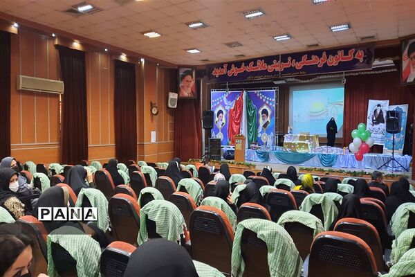 برگزاری جشن انقلاب و‌تجلیل از فرهنگیان وخانواده شهدا در قرچک