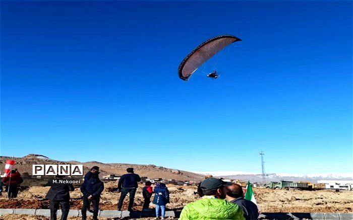 پرواز پاراگلایدرها بر فراز فرخ شهر