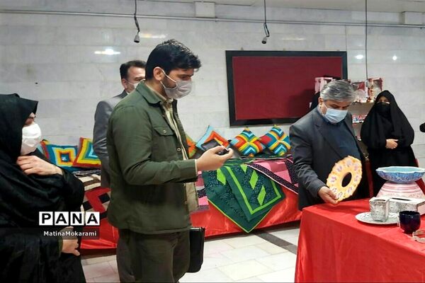 نمایشگاه دست سازه های هنرستان تلاش کاشمر راهی برای اشتغال آیندگان