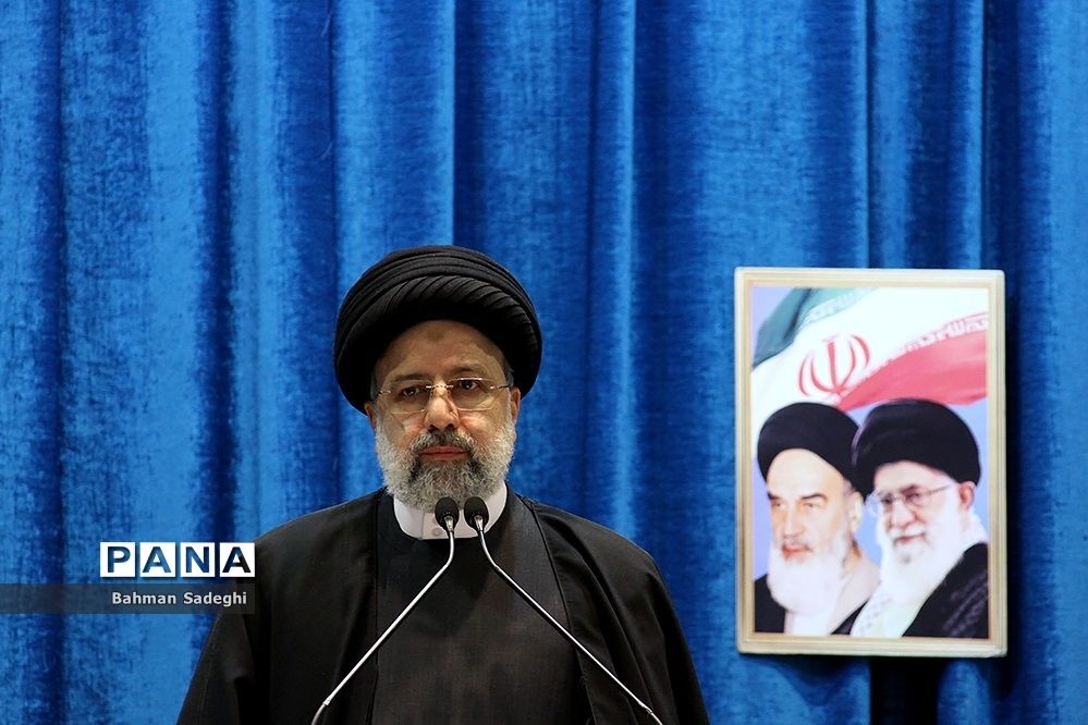 دور شدن از مردم دور شدن از انقلاب است