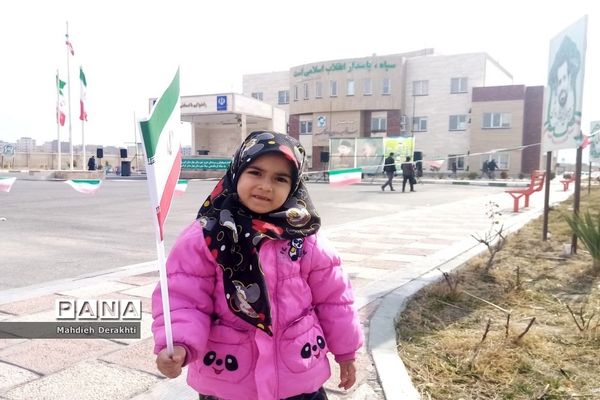 شور انقلابی مردم ولایتمدار بهارستان در روز سرد زمستانی