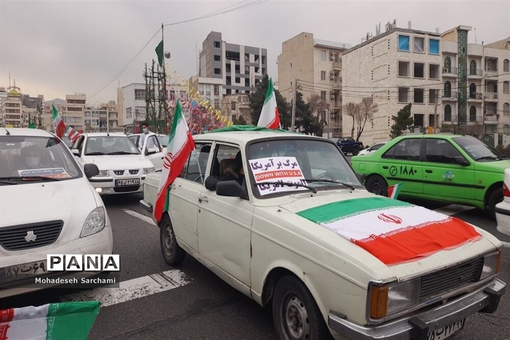 راهپیمایی مردم شهر تهران در مراسم ۲۲ بهمن