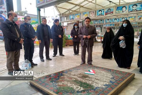 ادای احترام دانش‌آموزان دبیرستان امامت قم به مزار شهدا