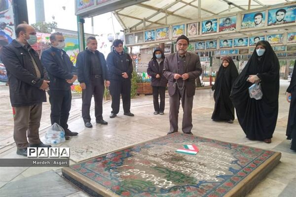 ادای احترام دانش‌آموزان دبیرستان امامت قم به مزار شهدا