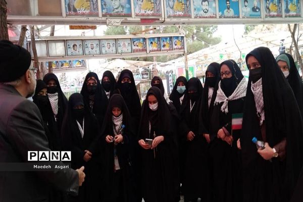 ادای احترام دانش‌آموزان دبیرستان امامت قم به مزار شهدا