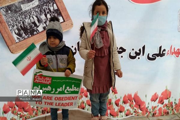 ادای احترام دانش‌آموزان دبیرستان امامت قم به مزار شهدا