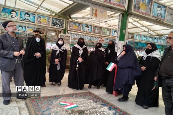 ادای احترام دانش‌آموزان دبیرستان امامت قم به مزار شهدا