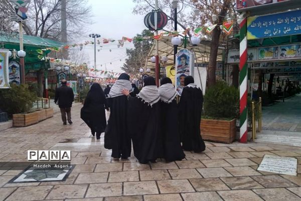 ادای احترام دانش‌آموزان دبیرستان امامت قم به مزار شهدا