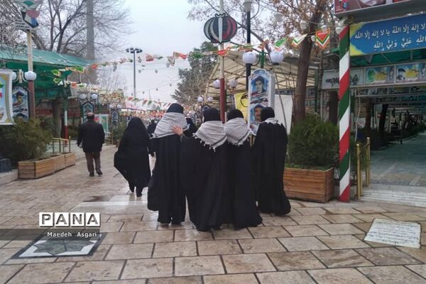 ادای احترام دانش‌آموزان دبیرستان امامت قم به مزار شهدا