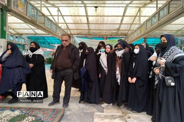 ادای احترام دانش‌آموزان دبیرستان امامت قم به مزار شهدا