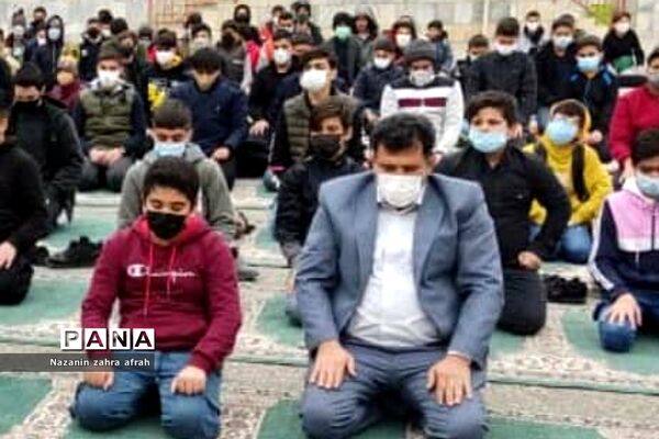 برگزاری نماز جماعت در فضای باز مدرسه امام علی(ع) رودهن