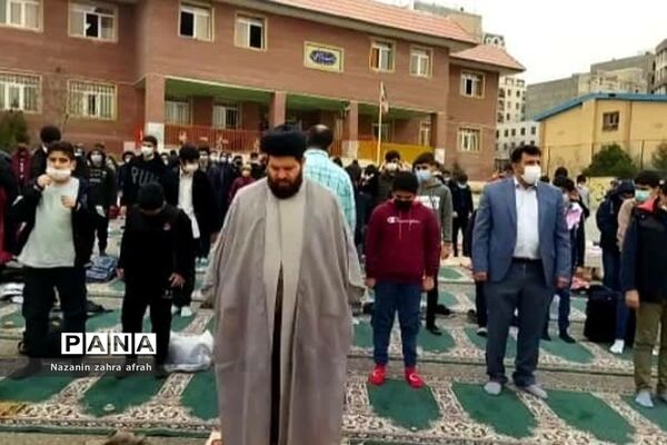 برگزاری نماز جماعت در فضای باز مدرسه امام علی(ع) رودهن