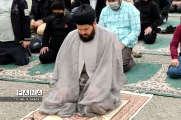 برگزاری نماز جماعت در فضای باز مدرسه امام علی(ع) رودهن