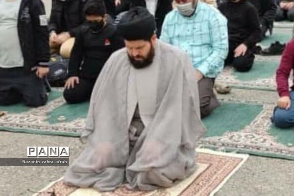 برگزاری نماز جماعت در فضای باز مدرسه امام علی(ع) رودهن