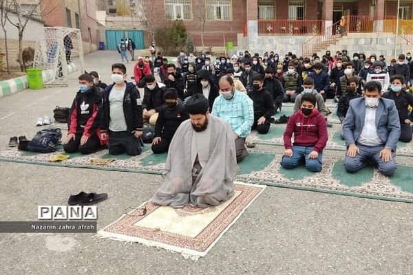 برگزاری نماز جماعت در فضای باز مدرسه امام علی(ع) رودهن