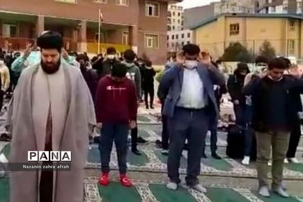 برگزاری نماز جماعت در فضای باز مدرسه امام علی(ع) رودهن