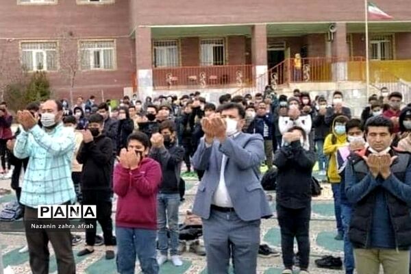 برگزاری نماز جماعت در فضای باز مدرسه امام علی(ع) رودهن