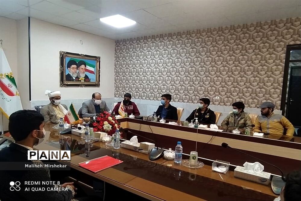 نشست اعضای مجلس دانش‌آموزی زابل با مسئولان شورای شهر و شهرداری