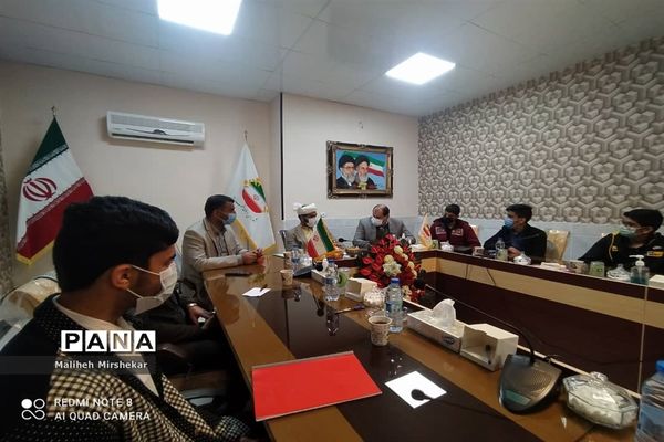 نشست اعضای مجلس دانش‌آموزی زابل با مسئولان شورای شهر و شهرداری