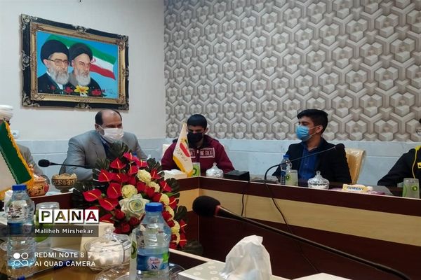 نشست اعضای مجلس دانش‌آموزی زابل با مسئولان شورای شهر و شهرداری