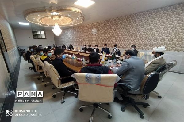 نشست اعضای مجلس دانش‌آموزی زابل با مسئولان شورای شهر و شهرداری