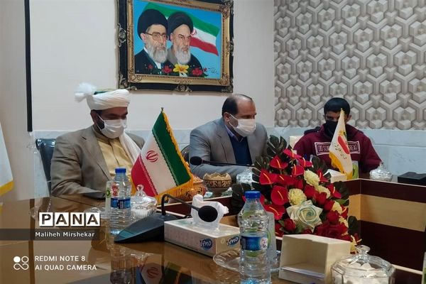نشست اعضای مجلس دانش‌آموزی زابل با مسئولان شورای شهر و شهرداری