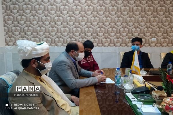 نشست اعضای مجلس دانش‌آموزی زابل با مسئولان شورای شهر و شهرداری