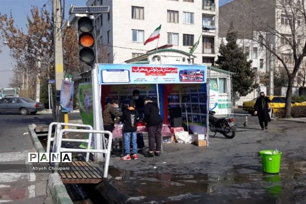 پذیرایی از رهگذران، به مناسبت ولادت حضرت علی (ع)، به همت دانش آموزان دبیرستان محراب منطقه ۱۴