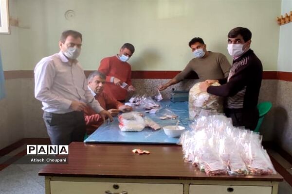 پذیرایی از رهگذران، به مناسبت ولادت حضرت علی (ع)، به همت دانش آموزان دبیرستان محراب منطقه ۱۴